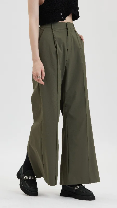Plus Size Women Shorts with a Comfortable and Stylish Fit Pleated Straight-Leg Pants Plus Size Women Shorts with a Comfortable and Stylish Fit Pleated Straight-Leg Pants