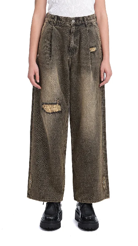Elastic Waist Women Shorts for Easy Wear and Comfort Soil Denim Studded Balloon Jeans Elastic Waist Women Shorts for Easy Wear and Comfort Soil Denim Studded Balloon Jeans