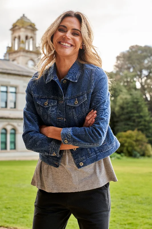 Women's quilted puffer jackets in a cropped silhouette for a modern twist Betty Basics Carli Denim Jacket Light Blue Wash Women's quilted puffer jackets in a cropped silhouette for a modern twist Betty Basics Carli Denim Jacket Light Blue Wash