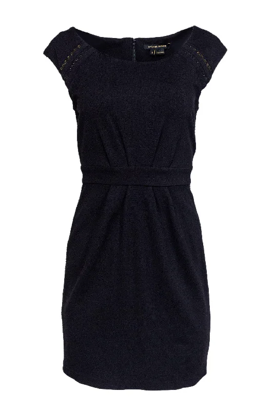 Halter Neck Women Dress to Show Off the Shoulders and Neckline Halter Neck Women Dress to Show Off the Shoulders and Neckline Cynthia Steffe - Black Sheath Dress w/ Chain & Mesh Details Sz 6