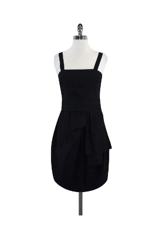 Empire Waist Women Dress to Accentuate the Bust and Conceal the Waist Empire Waist Women Dress to Accentuate the Bust and Conceal the Waist Marc by Marc Jacobs - Black Cotton Sleeveless Dress Sz 4