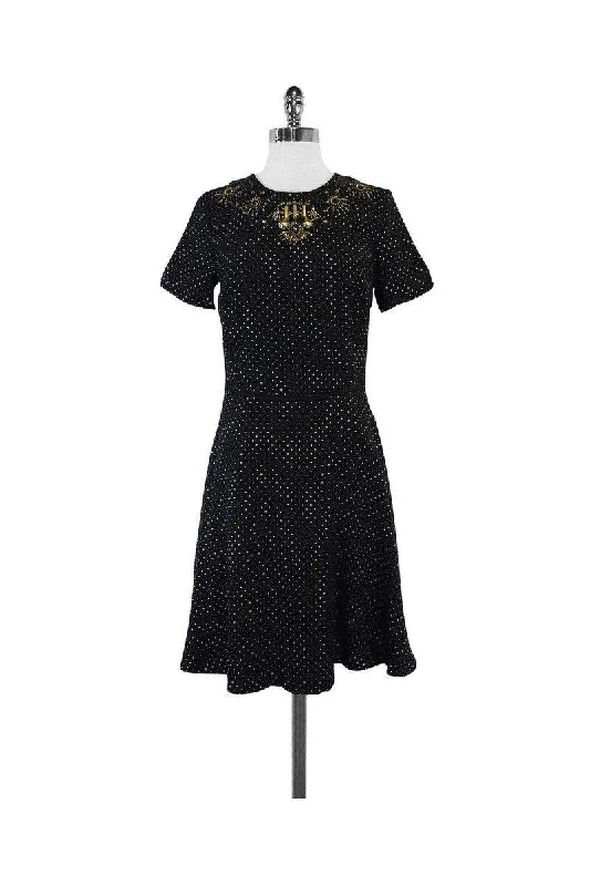 Empire Waist Women Dress to Accentuate the Bust and Conceal the Waist Empire Waist Women Dress to Accentuate the Bust and Conceal the Waist Marchesa Voyage - Black & Gold Dress Sz 6