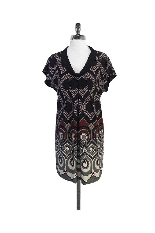Printed Abstract Women Dress for a Modern and Artistic Appeal Printed Abstract Women Dress for a Modern and Artistic Appeal Tibi - Black & Maroon Print Silk Short Sleeve Shift Dress Sz 6