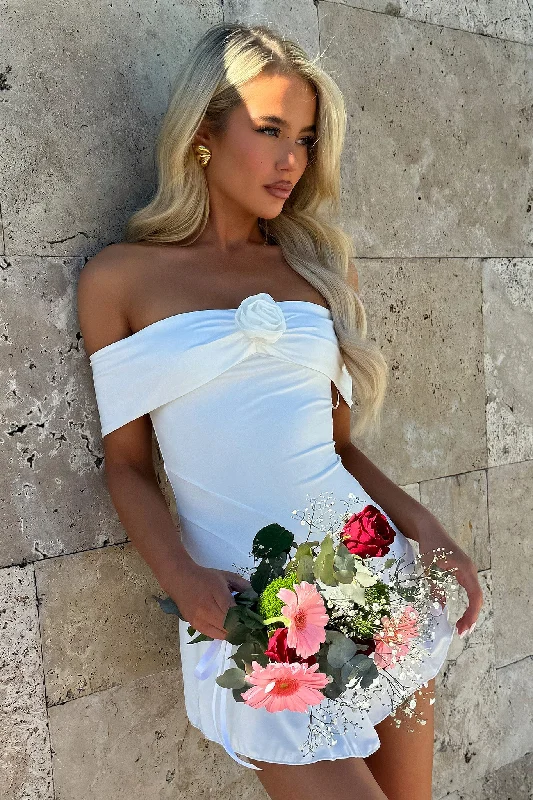 Long - Sleeve Women Dress in Velvet for a Luxurious Winter Look Long - Sleeve Women Dress in Velvet for a Luxurious Winter Look Kirsten Dress - White Long - Sleeve Women Dress in Velvet for a Luxurious Winter Look Long - Sleeve Women Dress in Velvet for a Luxurious Winter Look Kirsten Dress - White