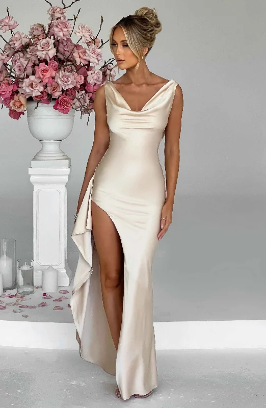 Long - Sleeve Women Dress in Velvet for a Luxurious Winter Look Long - Sleeve Women Dress in Velvet for a Luxurious Winter Look Marilyn Maxi Dress - Champagne Long - Sleeve Women Dress in Velvet for a Luxurious Winter Look Long - Sleeve Women Dress in Velvet for a Luxurious Winter Look Marilyn Maxi Dress - Champagne